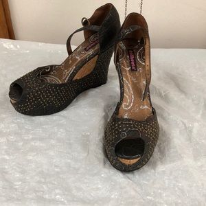 Dollhouse wedges